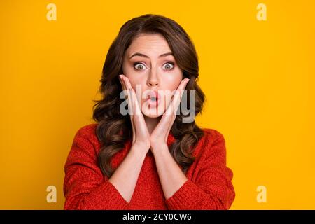 Primo piano ritratto di lei bella bella bella bella piuttosto preoccupata ragazza con capelli ondulati inaspettata notizia reazione pout grumo labbra isolato su brillante e brillante Foto Stock