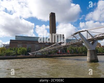 Tate Galleria moderna di Arte Internazionale e moderna Ponte Millenium per il traffico a piedi. Situato sulle rive del Tamigi a Southwark. Foto Stock
