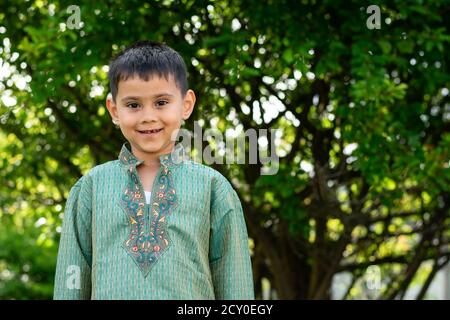 Indiano australiano ragazzo 4-6 anni tradizionale indiano vestito ritratto Foto Stock