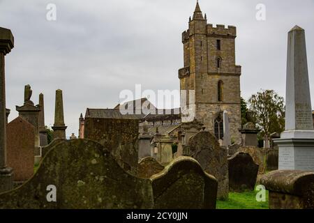 Vista del cimitero da lapidi e la torre della chiesa gotica Foto Stock