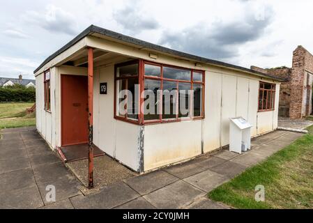 Bungalow prefabbricato all'Imperial War Museum Duxford, Cambridge, Regno Unito. Prefab casa della Gran Bretagna del dopoguerra costruita da uni-Seco. Spostato al museo da Pekham Foto Stock