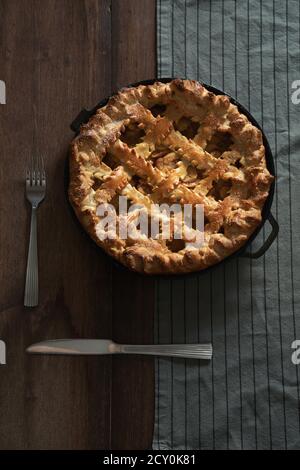 Torta di mele rustica fatta in casa in una padella di ghisa Foto Stock