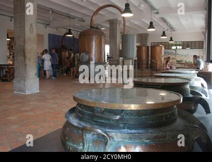 Al Museo dei profumi Fragonard le attrezzature che utilizzavano per distillare i profumi dai fiori. Una linea di pentole fermentanti, e una torre della distilleria. Foto Stock