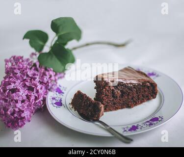 una fetta di torta al cioccolato fotografata sul cucchiaio. Foto Stock