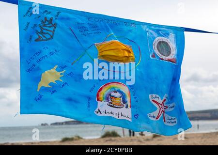 Sandbanks, Poole, Dorset UK. 1 ottobre 2020. Parla con il mare e il processo, parte del Bournemouth Arts dal Sea Festival. I membri del pubblico possono partecipare a riflettere, contemplare e parlare al mare dei loro sentimenti in questo momento difficile durante la pandemia del Coronavirus Covid-19 con il mare come luogo contemplativo, per meditare sulle sfide e le speranze per il futuro. Messaggi e scene sono raffigurati su federe per completare l'opera d'arte di Luke Jerram 'in Memoriam' creata da oltre 100 lenzuola. Credit: Carolyn Jenkins/Alamy Live News - federa Foto Stock