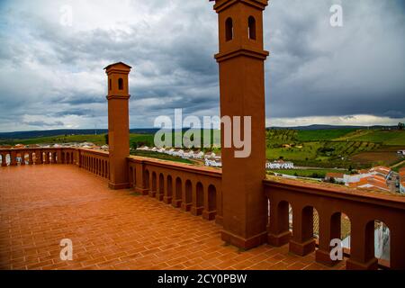 Terrazza con due camini e campi di fattoria sullo sfondo con pioggia Foto Stock