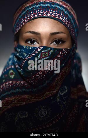 Giovane donna che indossa un hijab Foto Stock