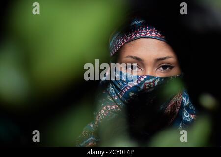 Giovane donna che indossa un hijab Foto Stock
