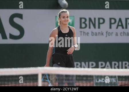 Parigi, Francia. 1 ottobre 2020. Clara BUREL (fra) durante il Roland Garros 2020, torneo di tennis Grand Slam, il 1 ottobre 2020 allo stadio Roland Garros di Parigi, Francia - Foto Stephane Allaman / DPPI Credit: LM/DPPI/Stephane Allaman/Alamy Live News Foto Stock