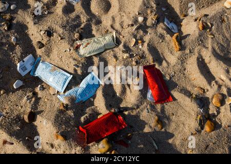 Bustine di condimenti scartati nella sabbia in una prima serata estiva sulla spiaggia di Southbourne a Bournemouth. 02 giugno 2016. Foto: Neil Turner Foto Stock