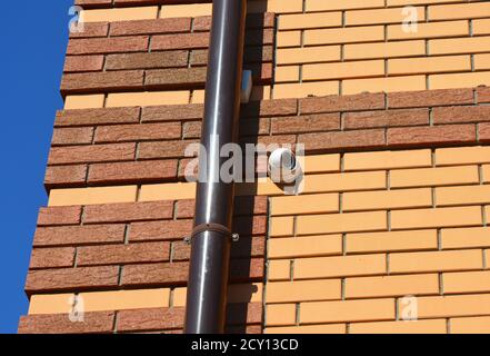 La telecamera TVCC di sicurezza è montata a parete. Foto Stock