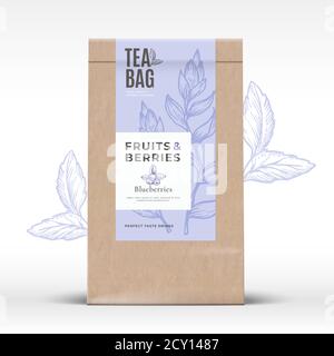 Borsa di carta artigianale con etichetta di tè alla frutta e alle Berries. Layout di progettazione di packaging vettoriale astratto con ombre realistiche. Tipografia moderna, disegnata a mano Illustrazione Vettoriale