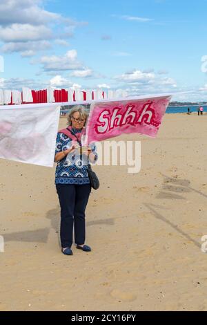 Sandbanks, Poole, Dorset UK. 1 ottobre 2020. Parla con il mare e il processo, parte del Bournemouth Arts dal Sea Festival. I membri del pubblico possono partecipare a riflettere, contemplare e parlare al mare dei loro sentimenti in questo momento difficile durante la pandemia del Coronavirus Covid-19 con il mare come luogo contemplativo, per meditare sulle sfide e le speranze per il futuro. Messaggi e scene sono raffigurati su federe per completare l'opera d'arte di Luke Jerram 'in Memoriam' creata da oltre 100 lenzuola. Credit: Carolyn Jenkins/Alamy Live News - federa Foto Stock