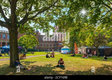 Gli studenti si rilassano e si allontanano socialmente durante la pandemia del Covid-19, presso il campus dell'Università di Birmingham, a mezzogiorno di sole durante la settimana di Freshers. Foto Stock