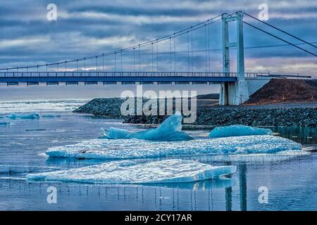 Questo ponte, con stile dopo il Golden Gate a San Francisco, attraversa la laguna di Jokulsarlon in Islanda Foto Stock