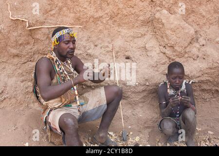 Gli Hadza, o Hadzabe, sono un gruppo etnico indigeno della Tanzania centro-settentrionale Foto Stock