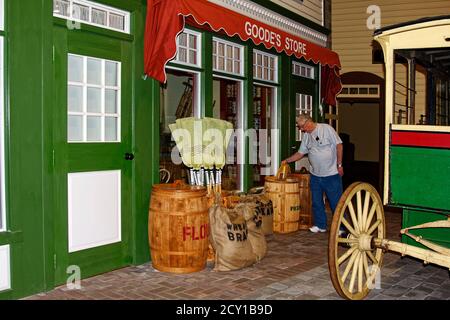 Railroad Museum of Pennsylvania, esposizione vecchia stazione ferroviaria, realistico, negozio, barili, scopa, uomo cercando, Lancaster County; Pennsylvania; Strasburg, P. Foto Stock