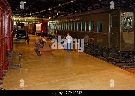 Railroad Museum of Pennsylvania; vecchi treni; carrozze; persone; oggetti d'antiquariato; trasporti; Lancaster County; Pennsylvania; Strasburg, Pennsylvania Foto Stock