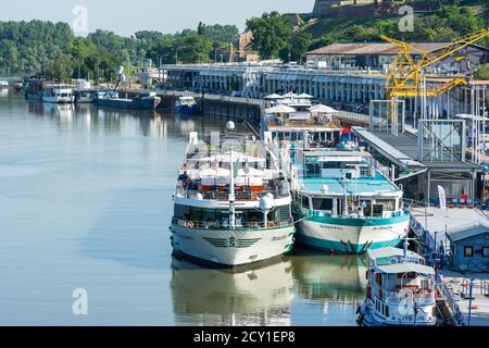 Belgrado / Serbia - 30 giugno 2019: Navi passeggeri e battelli fluviali attraccati nel porto di Belgrado, sul fiume Sava, nella capitale serba di Belgrado Foto Stock