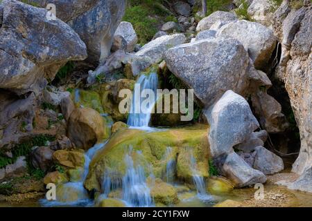 Vista di una piccola cascata di un torrente che scorre nel fiume Matarranya, Beseit, Matarranya, Aragón, Spagna Foto Stock