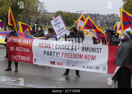 Amsterdam, Paesi Bassi. 01 Ottobre 2020. Attivisti Pro-democrazia in Chine prendono parte alla protesta alla Museumplein in mezzo alla pandemia di Coronavirus il 1 ottobre 2020 ad Amsterdam, Paesi Bassi. Attivisti e sostenitori la Pro-democrazia protesta contro le violazioni dei diritti umani in Chine, Hong Kong e Tibet chiede la fine della violenza di Stato contro le persone. (Foto di Paulo Amorim/Sipa USA) Credit: Sipa USA/Alamy Live News Foto Stock