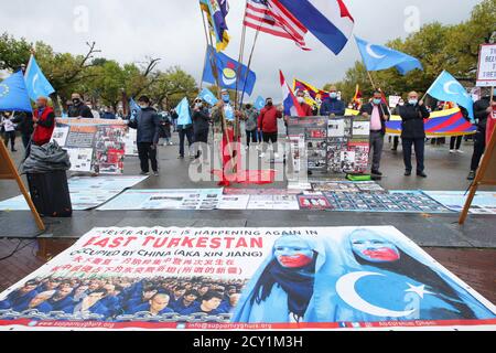 Amsterdam, Paesi Bassi. 01 Ottobre 2020. Attivisti Pro-democrazia in Chine prendono parte alla protesta alla Museumplein in mezzo alla pandemia di Coronavirus il 1 ottobre 2020 ad Amsterdam, Paesi Bassi. Attivisti e sostenitori la Pro-democrazia protesta contro le violazioni dei diritti umani in Chine, Hong Kong e Tibet chiede la fine della violenza di Stato contro le persone. (Foto di Paulo Amorim/Sipa USA) Credit: Sipa USA/Alamy Live News Foto Stock