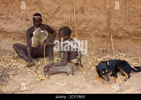 Gli Hadza, o Hadzabe, sono un gruppo etnico indigeno della Tanzania centro-settentrionale Foto Stock