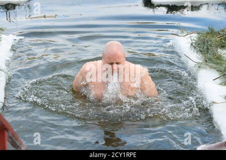 L'uomo adulto si tuffa in acqua ghiacciata durante la festa dell'Epifania sul fiume Dnipro. 19 gennaio 2017. Kiev, Ucraina Foto Stock