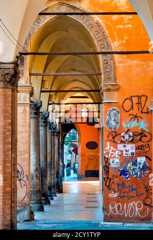 Portici in via Oberdan, Bologna, Italia Foto Stock