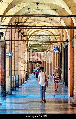 Portici sulla strada maggiore, Bologna, Italia Foto Stock