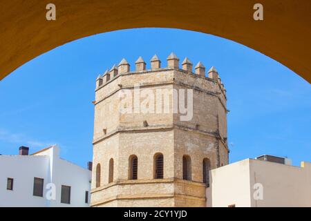 Torre de la Plata, torre militare fatta da Almohad Califate nel 13 ° secolo. Siviglia, Spagna. Vista sotto l'arco Foto Stock