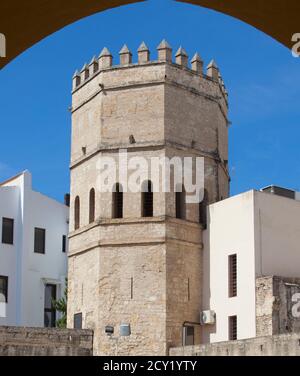 Torre de la Plata, torre militare fatta da Almohad Califate nel 13 ° secolo. Siviglia, Spagna. Vista sotto l'arco Foto Stock