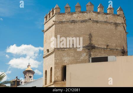 Torre de la Plata, torre militare fatta da Almohad Califate nel 13 ° secolo. Siviglia, Spagna. Vista con Torre del Oro in alto in basso Foto Stock