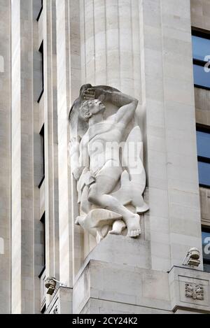 Londra, Inghilterra, Regno Unito. Edificio Art Deco Adelphi (1938: 1-10 John Adam Street) edificio classificato di grado II. Portland Stone figure 'Dawn' Foto Stock