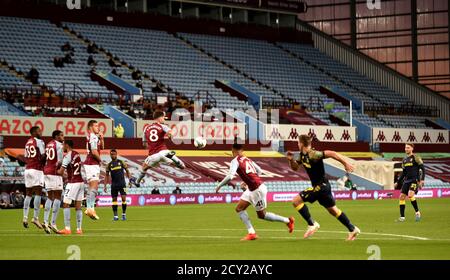 Il Nick Powell di Stoke City (a destra) prende un calcio di punizione durante la quarta partita della Carabao Cup a Villa Park, Birmingham. Foto Stock