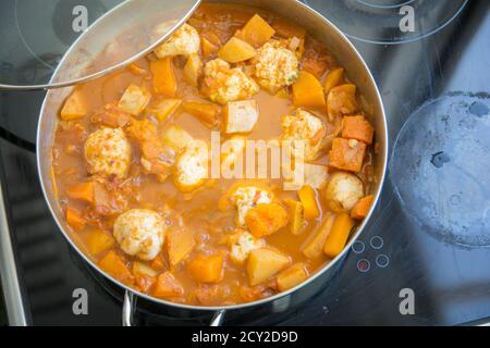 Tradizionale zuppa di Kubbe di zucca, un famoso piatto di zuppa di gnocchi medio-orientali, bollito in una pentola Foto Stock