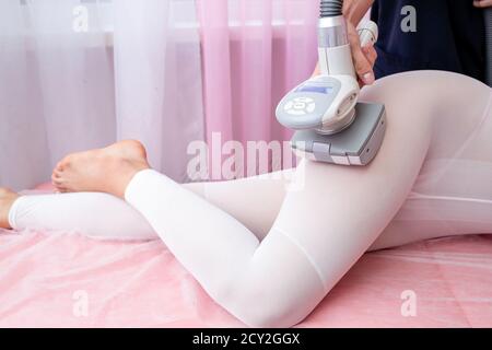 Procedura di massaggio GPL. Mani del terapeuta che tengono lo strumento di lipomassaggio. Primo piano. Foto Stock