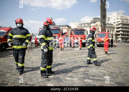 Bucarest, Romania - 14 settembre 2020: I vigili del fuoco rumeni prendono parte a un evento all'aperto. Foto Stock