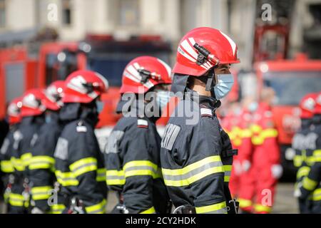 Bucarest, Romania - 14 settembre 2020: I vigili del fuoco rumeni prendono parte a un evento all'aperto. Foto Stock