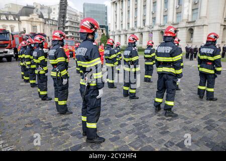 Bucarest, Romania - 14 settembre 2020: I vigili del fuoco rumeni prendono parte a un evento all'aperto. Foto Stock