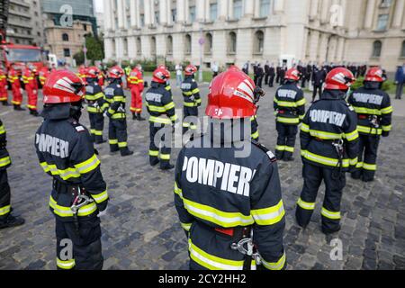 Bucarest, Romania - 14 settembre 2020: I vigili del fuoco rumeni prendono parte a un evento all'aperto. Foto Stock