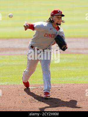 Atlanta, Stati Uniti. 01 Ottobre 2020. Cincinnati Reds lanciando lanciatore Luis Castillo lancia ad un battitore di Atlanta Braves nel primo inning di gioco 2 della serie Wild Card della Lega Nazionale al Truist Park di Atlanta mercoledì 1 ottobre 2020. Foto di Tami Chappell/UPI Credit: UPI/Alamy Live News Foto Stock