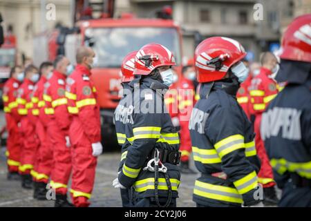 Bucarest, Romania - 14 settembre 2020: I vigili del fuoco rumeni prendono parte a un evento all'aperto. Foto Stock