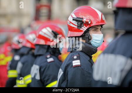 Bucarest, Romania - 14 settembre 2020: I vigili del fuoco rumeni prendono parte a un evento all'aperto. Foto Stock