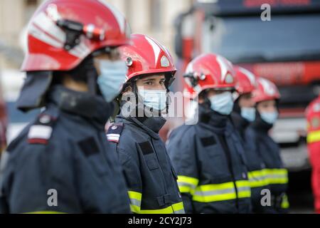 Bucarest, Romania - 14 settembre 2020: I vigili del fuoco rumeni prendono parte a un evento all'aperto. Foto Stock