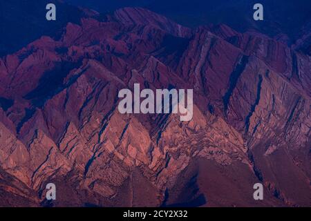 Serranía del Hornocal nella Quebrada de Humahuaca nella provincia di Jujuy nella parte nord-occidentale dell'Argentina. America del Sud. PATRIMONIO MONDIALE DELL'UNESCO SI Foto Stock