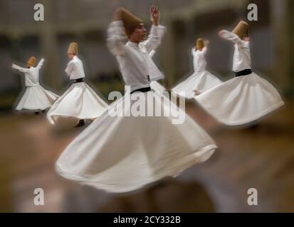 Dervisci Rotanti pratica loro danza ad Istanbul in Turchia il Apr 30, 2016 Foto Stock