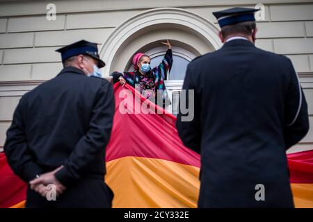 Un attivista sorvegliato dalla sicurezza è visto tenere una massiccia bandiera arcobaleno durante la manifestazione.all'Università di Varsavia (UW, Unwersytet Warszawski) studenti hanno protestato contro la visita del presidente Andrzej Duda in occasione dell'inaugurazione dell'anno accademico. Il Comitato Antifascista degli studenti (Studencki Komitet Antyfaszystowski) che ha organizzato la protesta ha affermato che non c'è posto all'Università di Varsavia per Andrzej Duda, che durante la sua campagna elettorale ha apertamente disumanizzato il popolo LGBTQ, descrivendolo come 'ideologia'. L'evento si è svolto nel tempo di crescente spe di odio Foto Stock