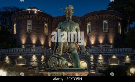 HELSINGBORG, SVEZIA - 22 SETTEMBRE 2020: Foto notturna della statua del ragazzo David di fronte a karnan Keep. Foto Stock