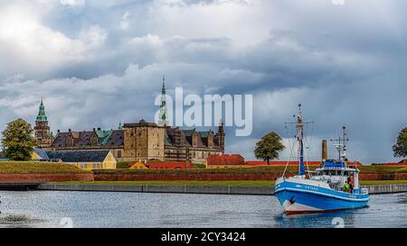 HELSINGOR, DANIMARCA - 05 SETTEMBRE 2020: La barca da pesca Antares salpa verso il molo passando davanti al castello di Kronborg. Foto Stock